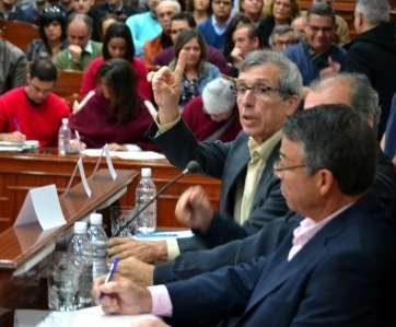 Guillermo Reyes junto a sus compañeros de partido durante un Pleno (Foto Daniel Ojeda)