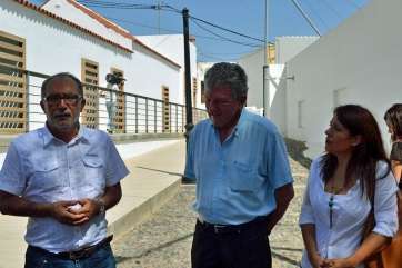 Los nacionalistas Pedro Galván, Pedro Quevedo y Carmen Hernández, durante una visita al tanatorio de Jinámar (Foto TA)