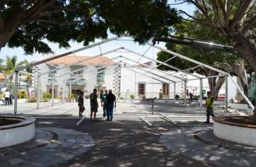 Instalación de la carpa en la plaza de San Juan (Foto TA)