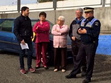 Héctor Suárez (i) y Antonio Mederos (d), conversando esta mañana con los vecinos (Foto TA)