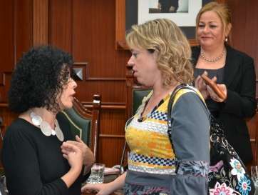 La nacionalista Jose Milán (i) y la popular Sonsoles Martín (d) conversan bajo la mirada de la alcaldesa Mari Carmen Castellano (Foto TA)