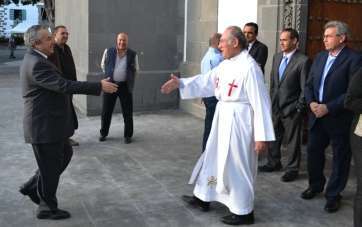 El párroco de San Juan, José María Cabrera, saluda al expresidente del Gobierno de Canarias, Lorenzo Olarte (Foto Daniel Ojeda)