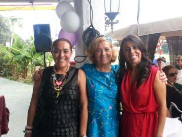 Ofelia González, en el centro, con sus dos hijas el día de la fiesta por su jubilación (Foto TA)