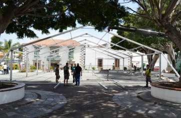 Montaje de la carpa carnavalera en San Juan (Foto TA)