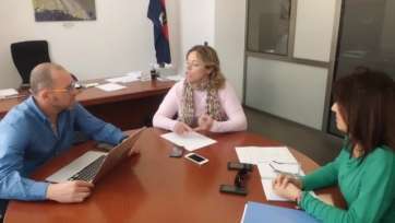 José Miguel Álamo (i) junto a Sonsoles Martín (c) y Silvia Rodríguez (d)