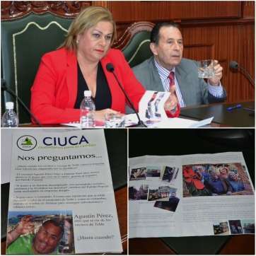 La alcaldesa con el folleto de Ciuca, este viernes en el Pleno (Foto Daniel Ojeda)