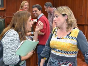 La portavoz nacionalista Carmen Hernández y la concejala Sonsoles Martín, conversan al término del Pleno de este viernes (Foto TA)