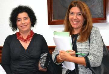 Las concejales nacionalistas  Carmen Hernández (d)  y Josefa Milán, ayer en el Pleno (Foto Daniel Ojeda)