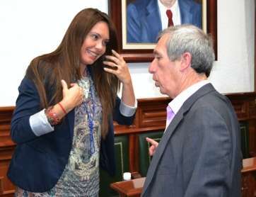 La concejala de Personal, Herminia Demetrio, charla con Reyes, en el último Pleno (Foto Daniel Ojeda)