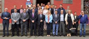 Foto de familia de los alcaldes con los representantes del Cabildo, en Moya (Foto TA)