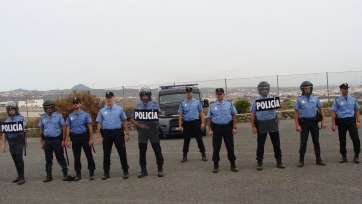 Línea de defensa formada por agentes que participan en el curso (Foto TA)