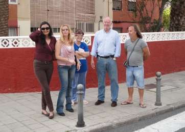 El presidente de la gestora de Vecinos Unidos, Francisco Benítez, con residentes en la zona (Foto TA)