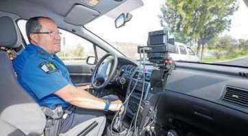 Vehículo de la Policía Local con el radar (Foto Borja Suárez-C7)