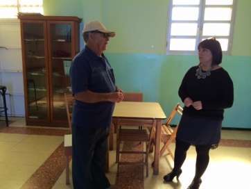 La concejala Gloria Cabrera durante la visita al colectivo vecinal (Foto TA)