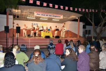 Escenario de la plaza de San José de Las Longueras (Foto TA)