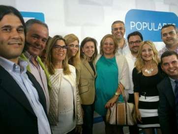 Una representación del PP teldense, junto a Cospedal y a otros miembros del partido (Foto TA)