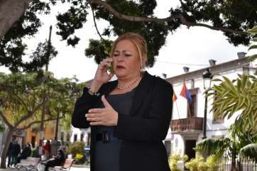 La alcaldesa Mari Carmen Castellano habla por el móvil en la plaza de San Juan (Foto Daniel Ojeda)
