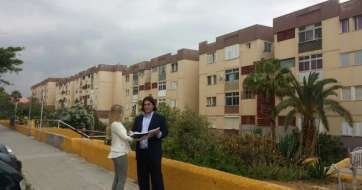 Ignacio Serrano frente a uno de los bloques que será rehabilitado (Foto C7)