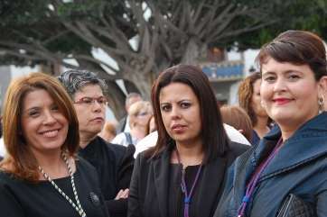 La diputada teldense Carmen Hernández Jorge, con las concejalas de su grupo Celeste López (d) y Minerva Alonso, en la procesión de este viernes en Telde (fto TA)