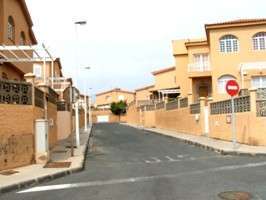 Calle de la urbanización de Hoya Pozuelo (Foto Luis A. López)