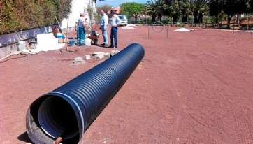 Juan Martel y Mario Torres supervisando los trabajos en el parque canino (Foto C7)