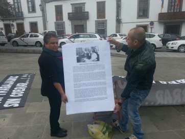 Trabajadores de Gestel en San Juan con el manifiesto que leyeron este martes (Foto TA)
