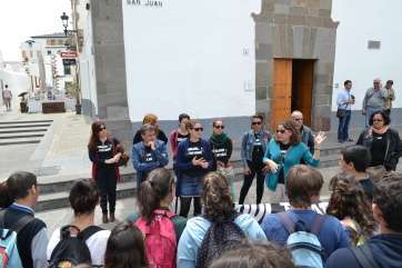 Los trabajadores de Gestel explicando esta mañana su situación a un grupo de jóvenes en San Juan (Foto TA)