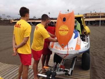 Profesionales del servicio de vigilancia y socorrismo de las playas de Telde (Foto TA)