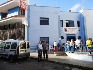 Benítez durante una de las reuniones con colectivos de Jinámar (Foto TA)