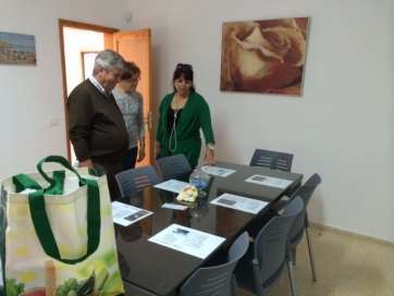 La concejala Gloria Cabrera supervisando la obras realizadas (Foto TA)