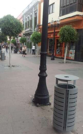 Nuevo modelo de papeleras en la ZCA de San Gregorio (Foto TA)