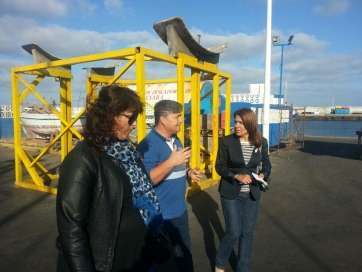 Las nacionalistas Carmen Hernández y Celeste López, con el presidente de la Cofrafía de Pescadores (Foto TA)