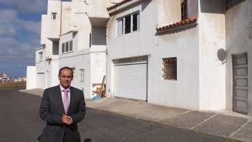 El consejero Hernández Lobo, junto al residencial Las Rosas, en La Garita (Foto TA)