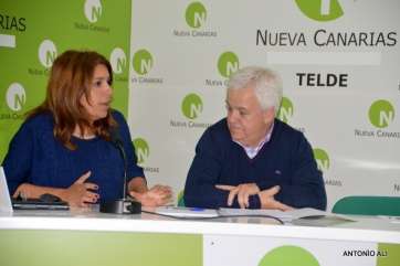 Carmelo Ramirez (d) fue presentado por Carmen Hernández (Foto Daniel Ojeda)