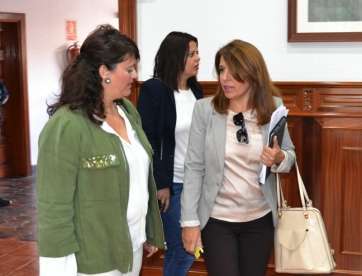 Las ediles Carmen Hernández (D) y Celeste López, a su llegada al Pleno de este martes (Foto Daniel Ojeda)