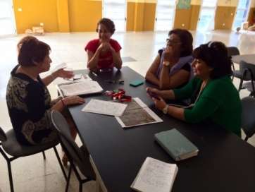 La concejala Gloria Cabrera (i) reunida con los vecinos de La Montañeta (Foto TA)