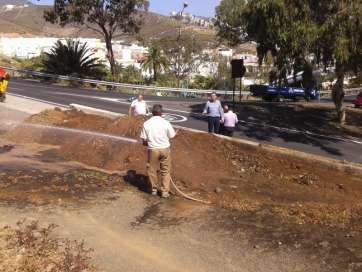 El concejal Mario Torres supervisando esta mañana los trabajos acometidos (Foto TA)