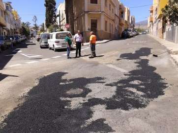 Juan Martel durante la visita al barrio para supervisar las obras (Foto TA)