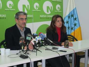 Los máximos dirigentes de Nueva Canarias, Román Rodríguez y la teldense Carmen Hernández (Foto TA)