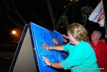 La  presidenta local y alcaldesa de Telde, en el momento de pegar carteles (Foto Francisco J. Santana)