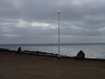 Luminarias en el aparcamiento de la zona de Las Salinas (Foto TA)