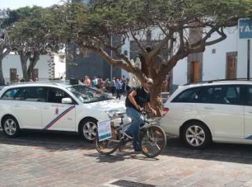Miembro del Partido X, este domingo en San Juan (Foto TA)