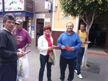 Miembros de IUC repartiendo el programa de su partido para los comicios europeos (Foto TA)