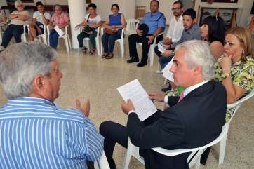 Sánchez y Castellano reunidos con los vecinos de La Pardilla (Foto TA)