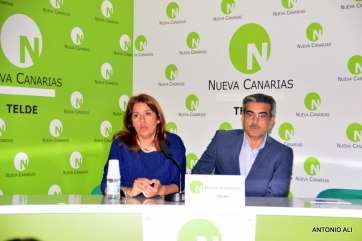 Los máximos dirigentes de Nueva Canarias, Román Rodríguez y la teldense Carmen Hernández, en la charla de esta noche (Foto Antonio Alí)
