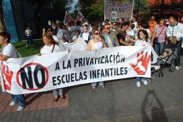 Protesta de las escuelas infantiles en contra de su cierre (Foto TA)