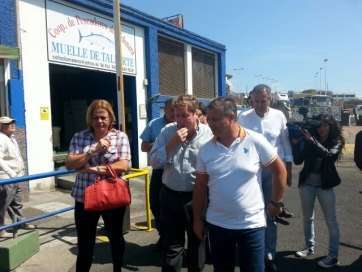 Mato este lunes en Taliarte junto a los representantes de pescadores y la alcaldesa de Telde (Foto TA)