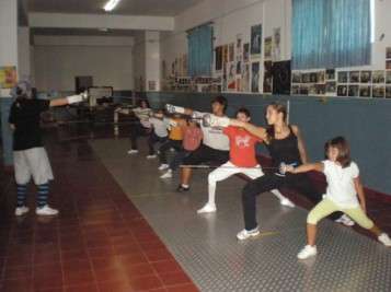Alumnos del Ceiscan en clases de esgrima (Foto TA)