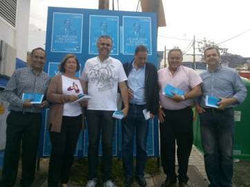 Miembros del PP repartiendo votos (Foto TA)