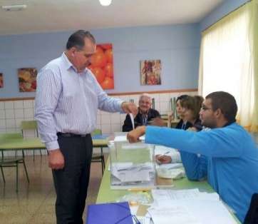 Juan Martel, edil del CCN, en el momento de votar (Foto TA)